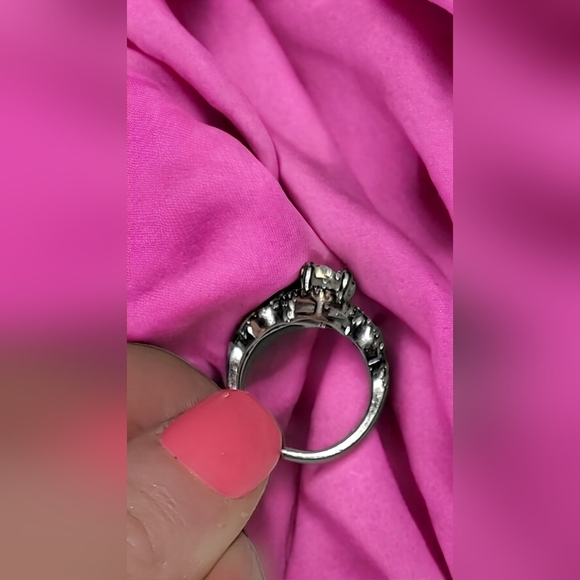 Cz womens  size 8 ring - Picture 2 of 3
